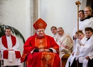 Lidé se loučí s biskupem Lobkowiczem, pohřeb bude zítra