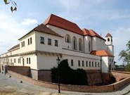 Fialový Špilberk nebo Tančící dům. Budovy se halí do purpuru