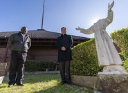 V Sydney vandalové poničili sochu sv. Františka z Assisi