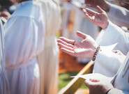Zájemců je více než kněží. Projekt Adoptuj si kněze bude zahrnovat i další duchovní osoby