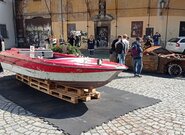 Moravské a Římské náměstí v Brně „zdobí“  vraky aut a lodi