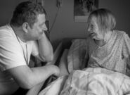 Výstava Ozvěny ticha zobrazuje různorodé emoce seniorů i práci nemocničních kaplanů